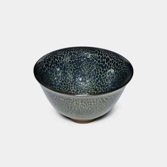 20.京都で製造される伝統的な陶器「盃」