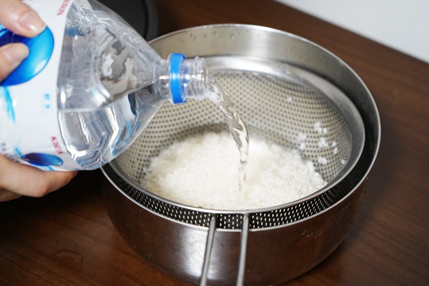 お米にきれいな水を注ぐ