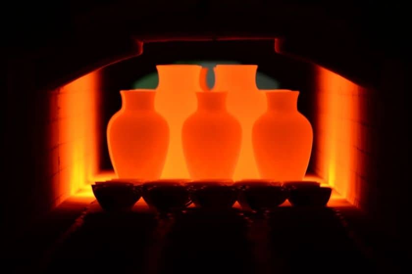 トンネル窯で壺を焼成する写真