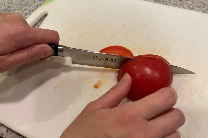 トマトを切っているところ