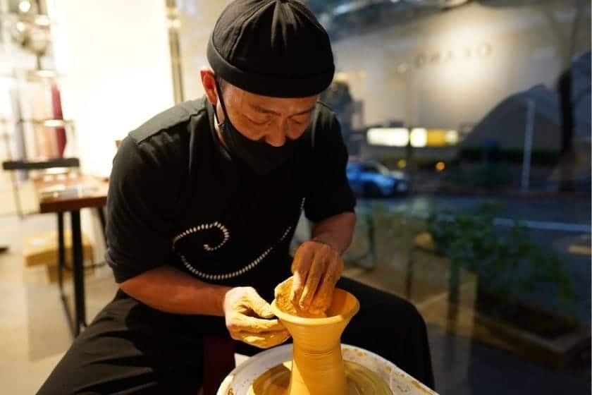 すり鉢を作る熊谷さんの写真